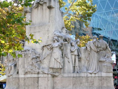 Vörösmarty Mihály szobor hátulról