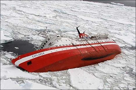 antarctica-boat-sinks