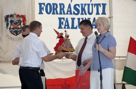 lengyelországi tesvértelepülésünk - Charsznica - képviselői átadják ajándékukat