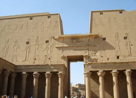 Edfu, Hórusz temploma, első udvar és a bejárat