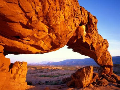 Kőhíd, melyet a szél alkotott a Szaharában
