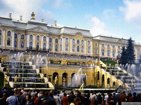 Petrodvoreci palota szökőkútjai, Oroszország