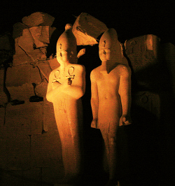 Fáraók szobrai Karnakban