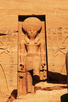 Hórusz alakja az Abu Szimbelben található II.Ramszesz templom homlokzatán