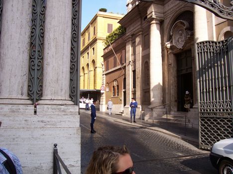 Vatikán, oldalbejárat és a Sancta Ana templom