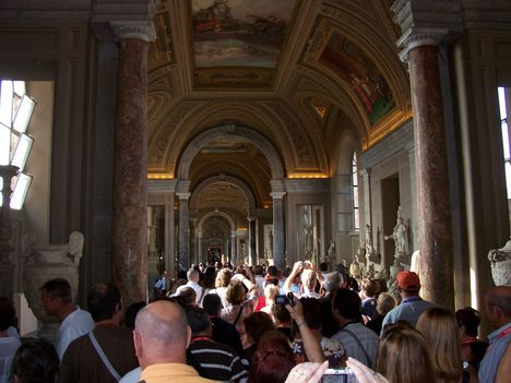 Vatikáni Múzeum, indul a tömeg a Sixtus kápolna felé