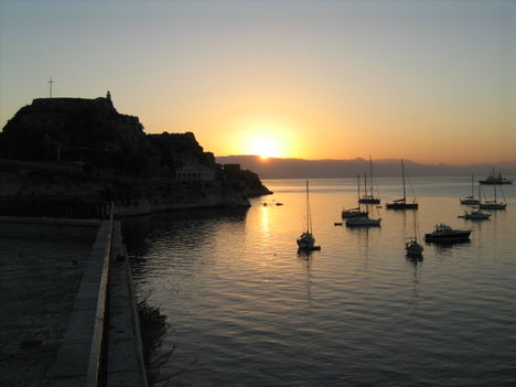 A felkelő Nap a Régi erőd mellett, Korfu városában