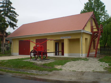 Tüzoltószertár