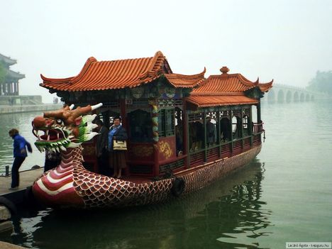 Nyári palota tava ködben, Peking