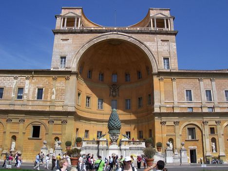 Vatikáni Múzeum, Cortile della Pigna1