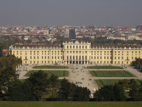 Schönbrunn, háttérben Bécs