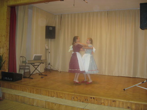 Kapuvári kislányok kalocsai tánca