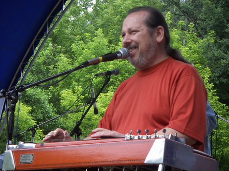 Vörös Andor pedál steel-gitár, harmonika, zongora, szintetizátor, ének
