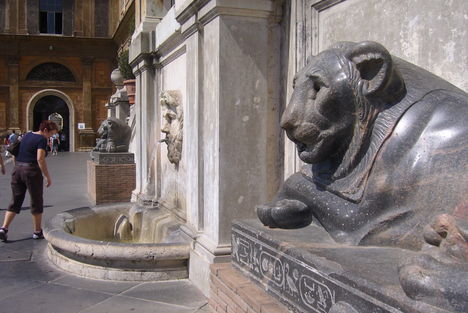 Vatikáni Múzeum, egyiptomi oroszlánok