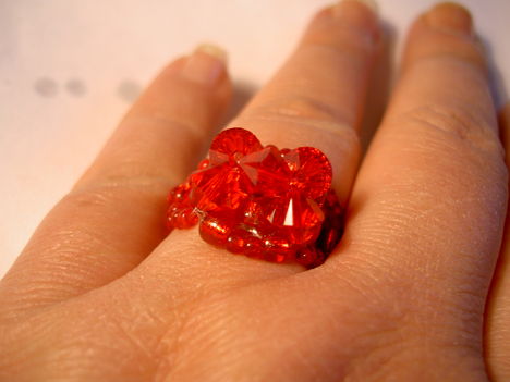 piros swarovski gyűrű
