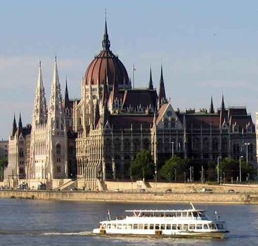 A magyar Parlament és egy sétahajó a Dunán, Budapest
