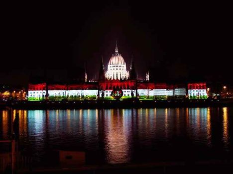 A Parlament nemzeti színekben,Budapest
