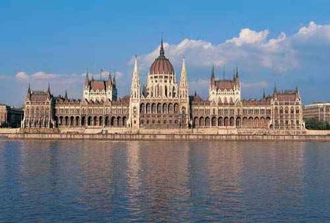 Az Országház a Duna partján,Budapest