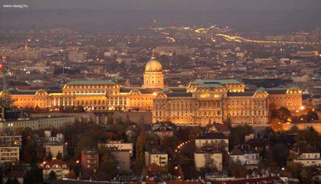 Budavári Palota esti fényben, Budapest