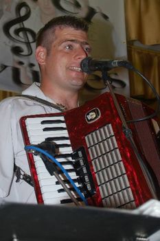 Mischl René János (Rönci)- Harmonika, ének