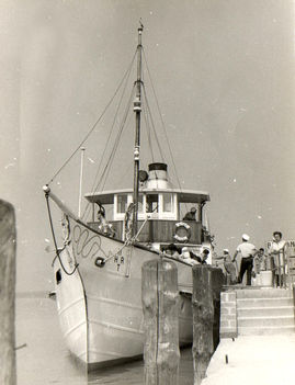 Siófoki kikötőben egy Mahart hajó