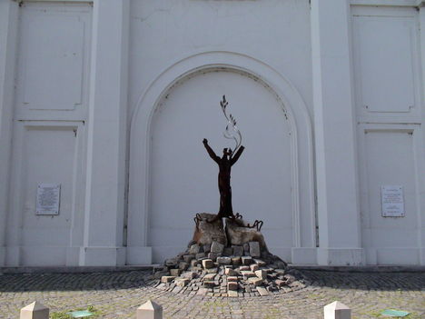 1956-os emlékmű a váci börtön falán