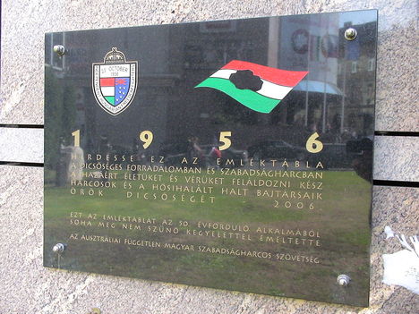 56-os Emléktábla a Szénatéren, ahol a harcok folytak