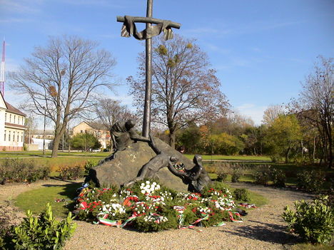 A mMosonmagyaróvári 56-os sortűz áldozatainak emlékműve