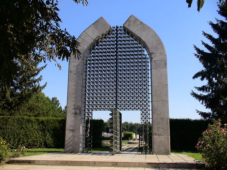 A mohácsi emlékpark bejárata