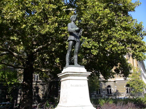 Balassy Bálint szobra a budapesti Kodály köröndön