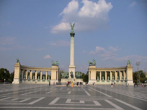 Budapesti Hősök tere a millennium évére készült el 1896-ra