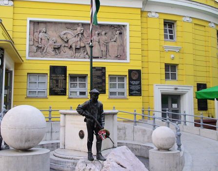 Emlékmű az 1956-os forradalom és szabadság harc tiszteletére  és a pesti srácok emlékére.A háttérben a falon emléktáblák.Budapest Corvin-köz