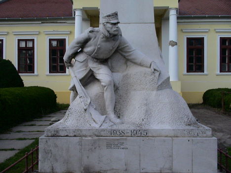 II. világháborús emlékmű, a Szarvasi Hősők emlékművének talapzatán
