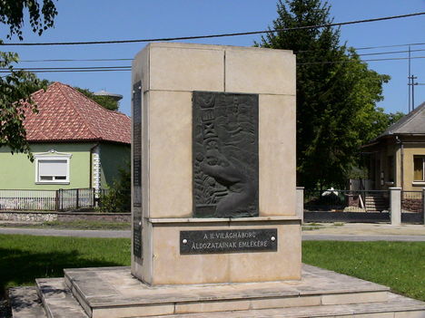 II. világháborús emlékmű Ács községben