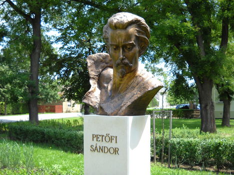 Petőfi Sándor mellszobra Kiszombor községben