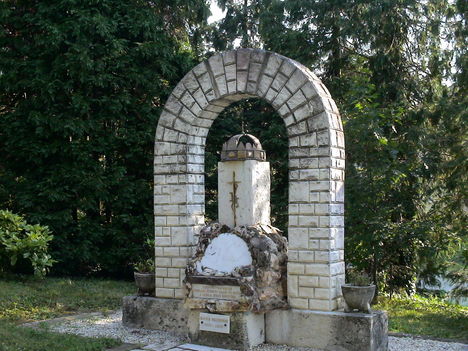 Szent istváni emlékmű Nádasd községben