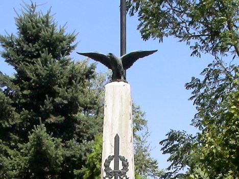 I. világháborús emlékmű turulmadara Sorokpolány községben