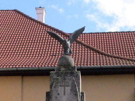 I.-II. vilgháborús emlékmű turulmadara Csíkkózmáson, Székely-földön