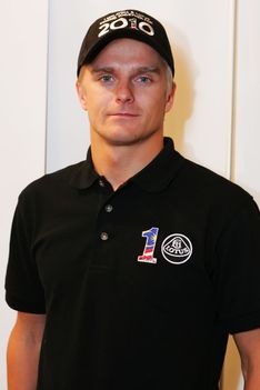 1871688345_Second image of Heikki Kovalainen at the Lotus F1 Racing Driver Announcement, 14 December 2009_1000