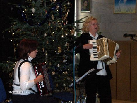 Birkásné Sej Edit és társa karácsonyi dallamokat játszik