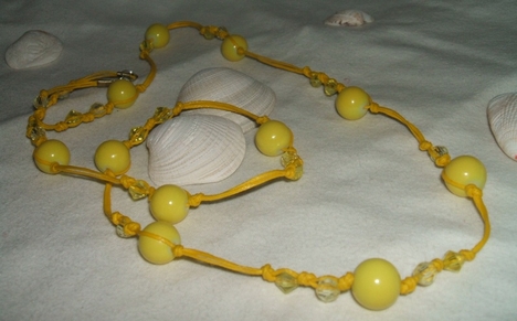 sárga csomózott nyaklánc