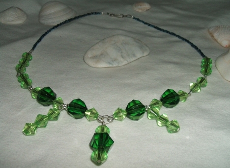 zöld gömbös nyaklánc