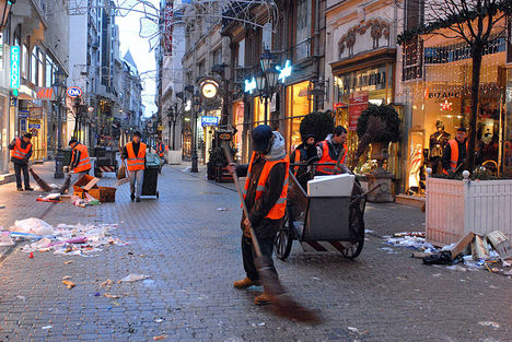 Szilveszter utáni takarítás Budapesten a Váci utcában