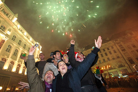 Ünneplők a budapesti Vörösmarty téren