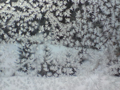 Téli csipke a terasz ablakán