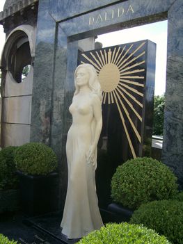 Dalida szobra a sirjan  aMontmartre belvárosi temetőben