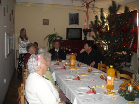Karácsonyi ünnepség az idősek Klubjában 2009. 4