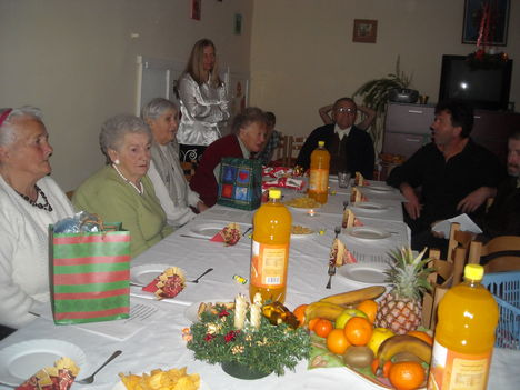 Karácsonyi ünnepség az idősek Klubjában 2009. 7