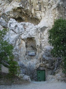 Sátorkőpusztai barlang- Magyarország -bejárat