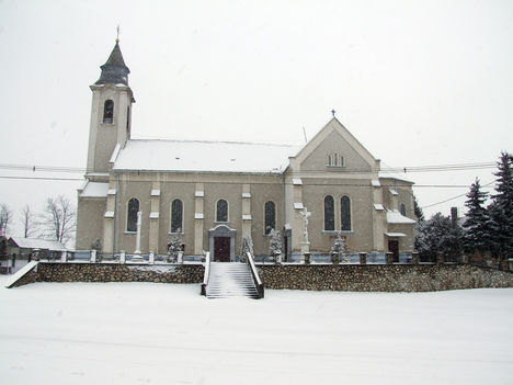 A kónyi templom hóesésben.